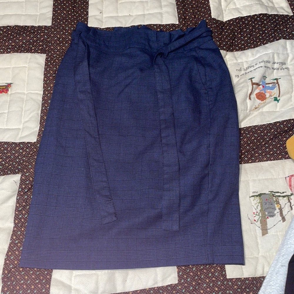 Size 2P navy midi skirt, like new.